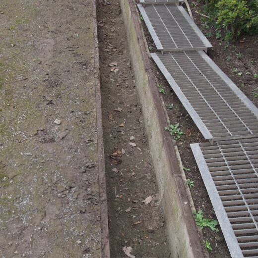 屋外清掃 ～U字溝の清掃～before